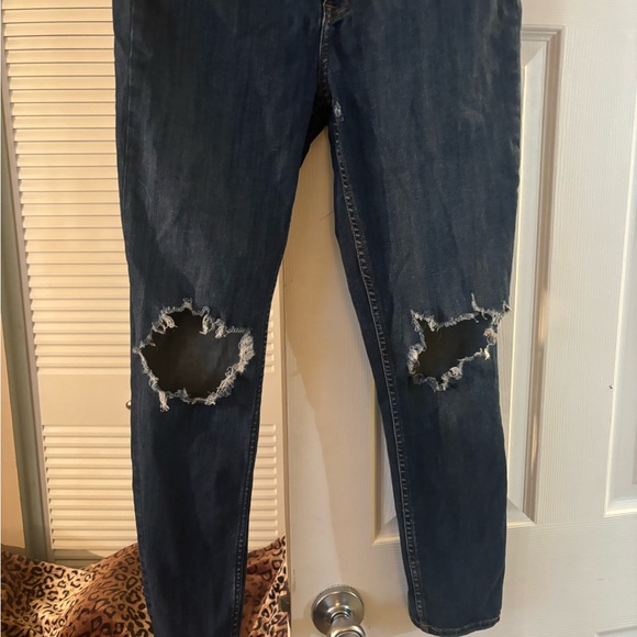 FREE PEOPLE JEANS. - Picture 2 of 7